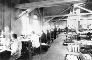 Bild 2: Geschirrfertigung in der Hermsdorfer Porzelline