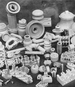 Bild 16: Niederspannungs-Isolatoren und diverse Porzellanteile